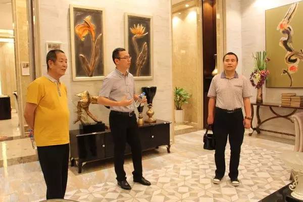 中國(guó)陶瓷品牌榜組委會(huì)主席張永農(nóng)考察華鵬總部展廳